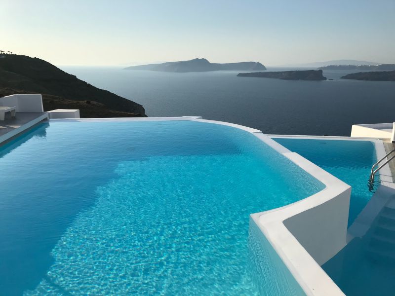 高端别墅室外游泳池：奢华与自然兼具的设计